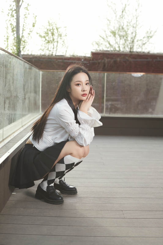 日系户外公园穿jk校服的少女图片