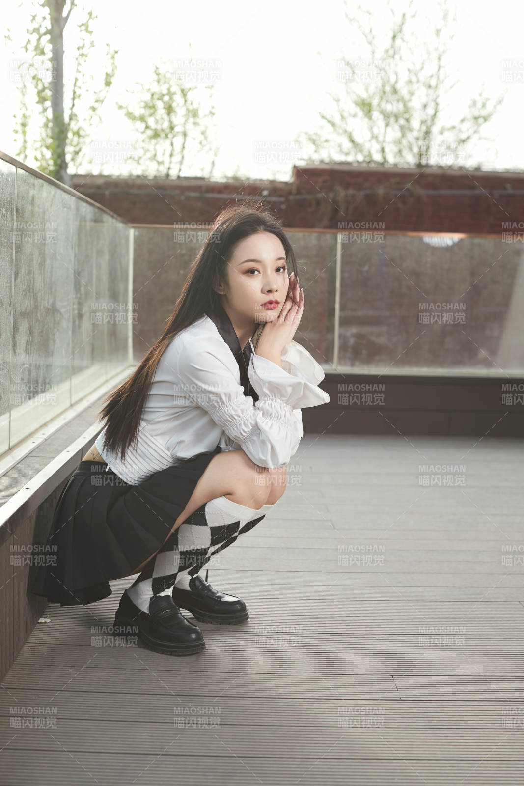 日系户外公园穿jk校服的少女图片