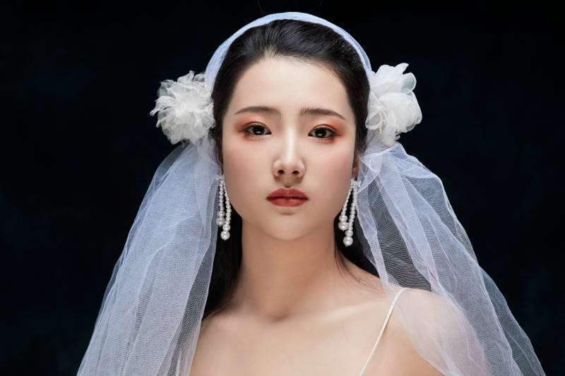 黑色背景下的女性复古婚纱妆面图片