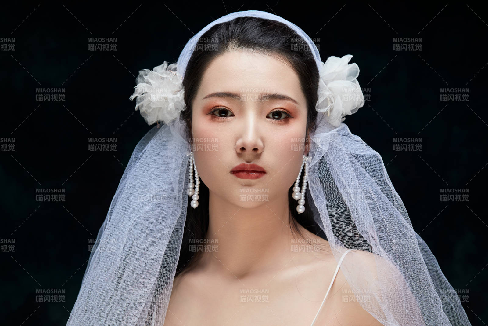 黑色背景下的女性复古婚纱妆面图片