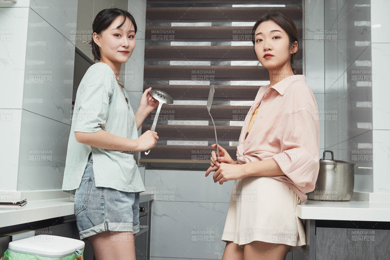 在厨房烹饪美食的亚洲闺蜜少女图片