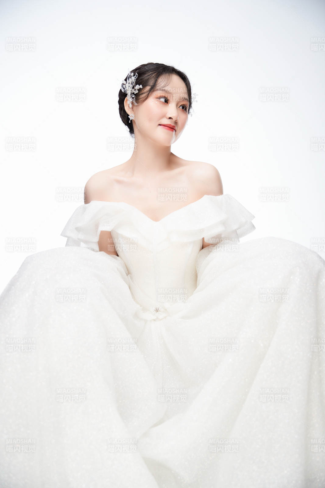 女性婚纱妆面图片