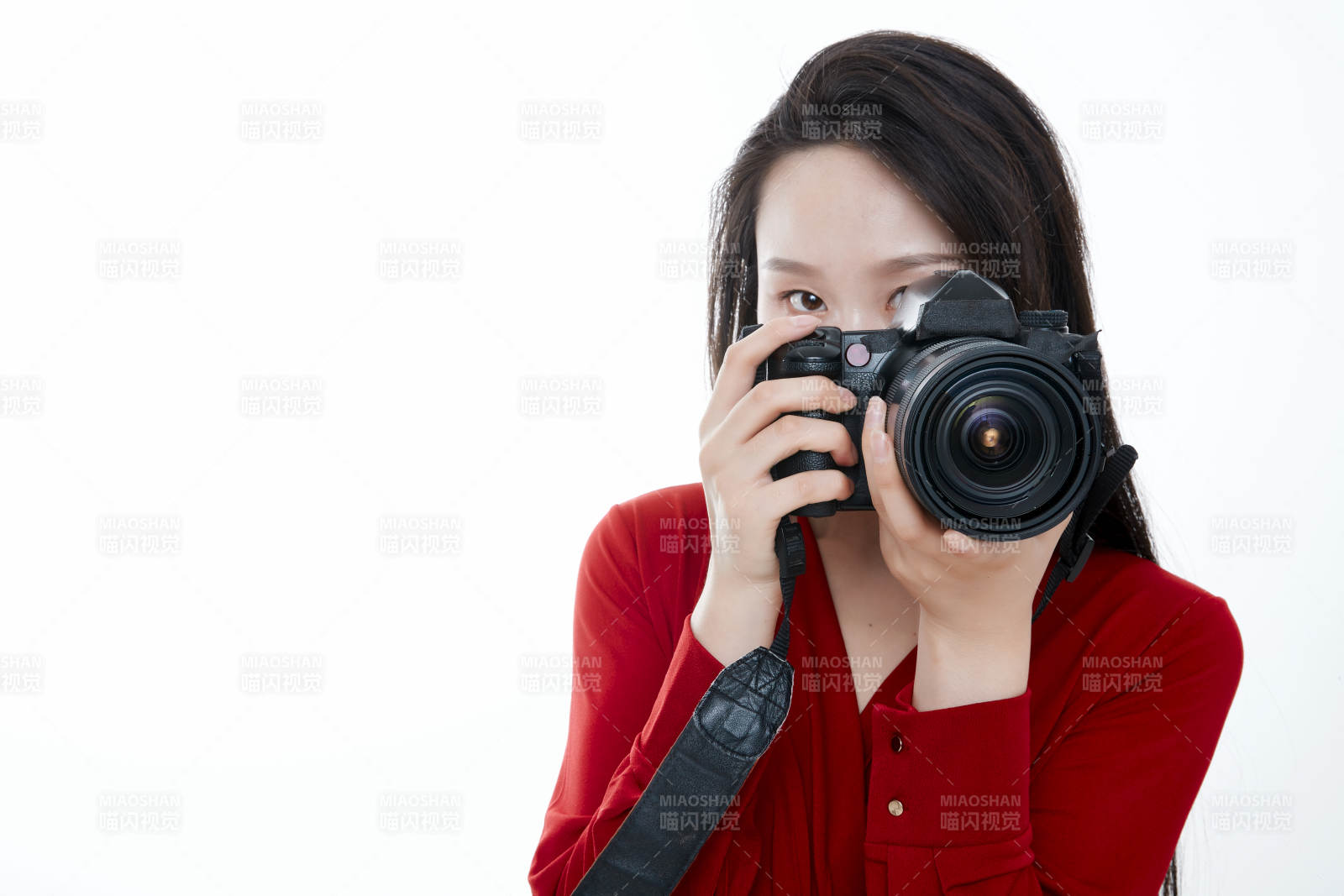 手持相机的亚洲年轻少女的肖像人像图片