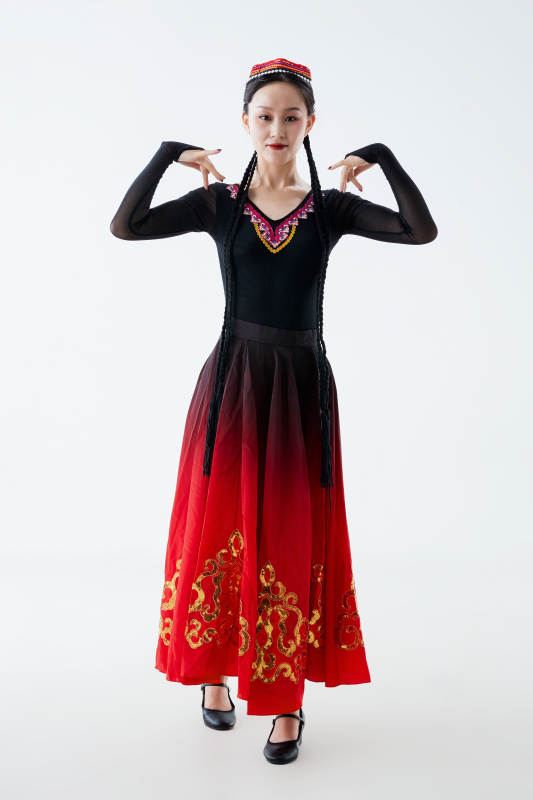 穿着新疆维吾尔族服饰跳舞的少女图片