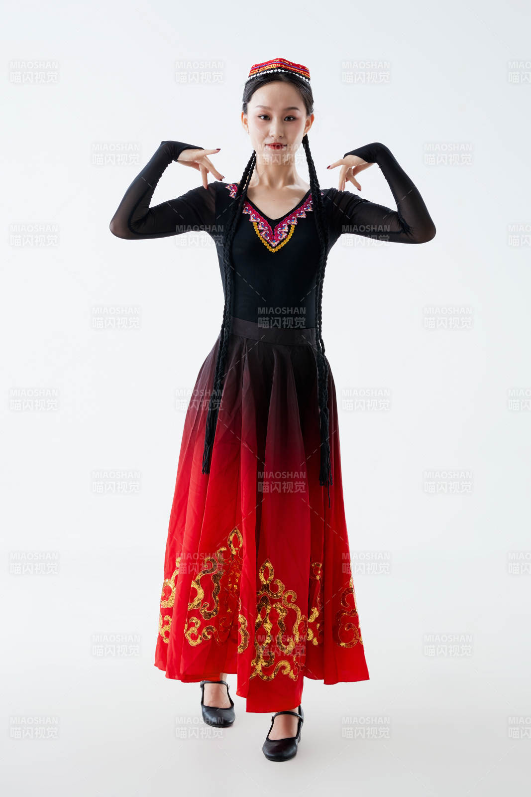 穿着新疆维吾尔族服饰跳舞的少女图片