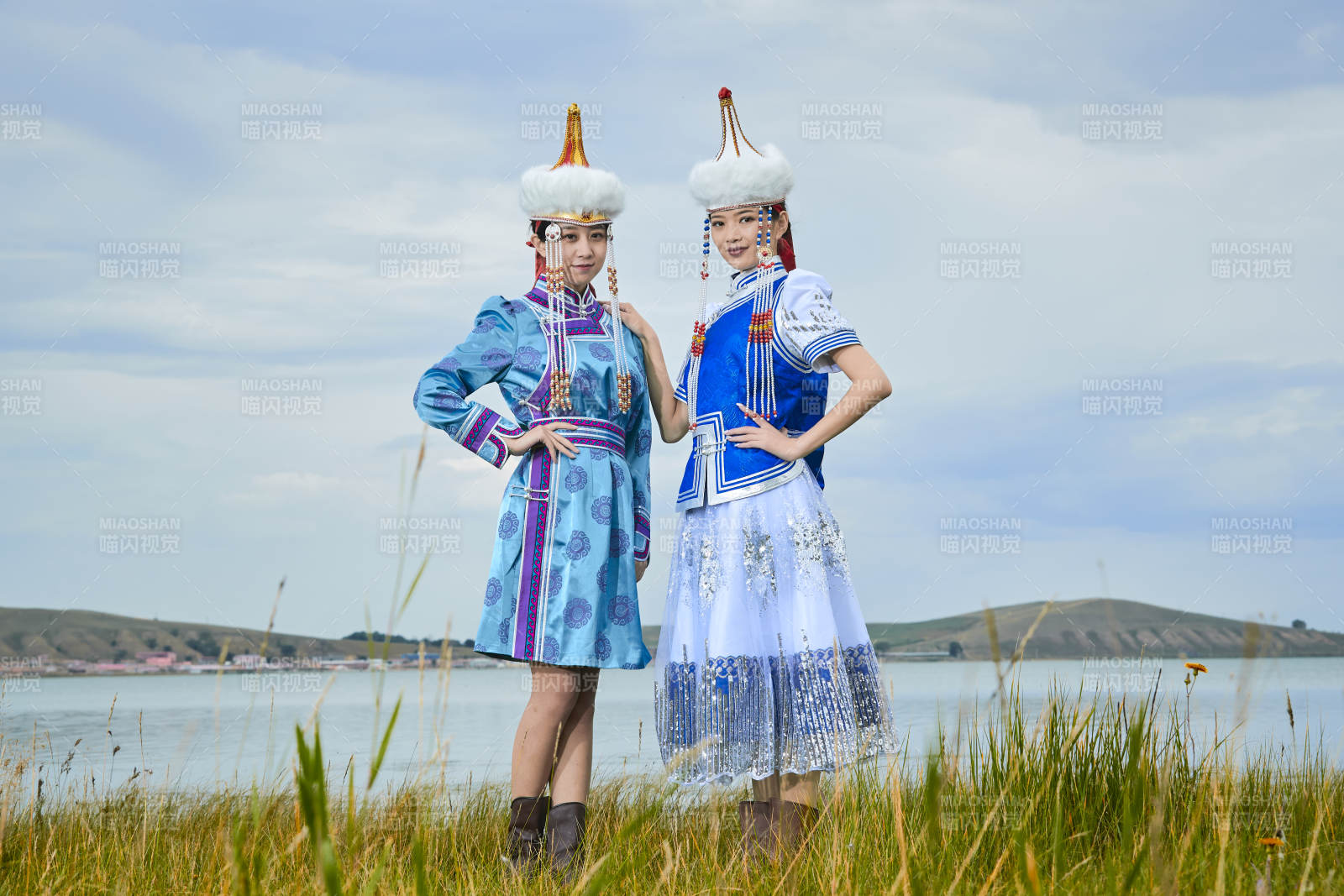 草原湖畔手持弓箭狩猎的蒙族小姐妹图片