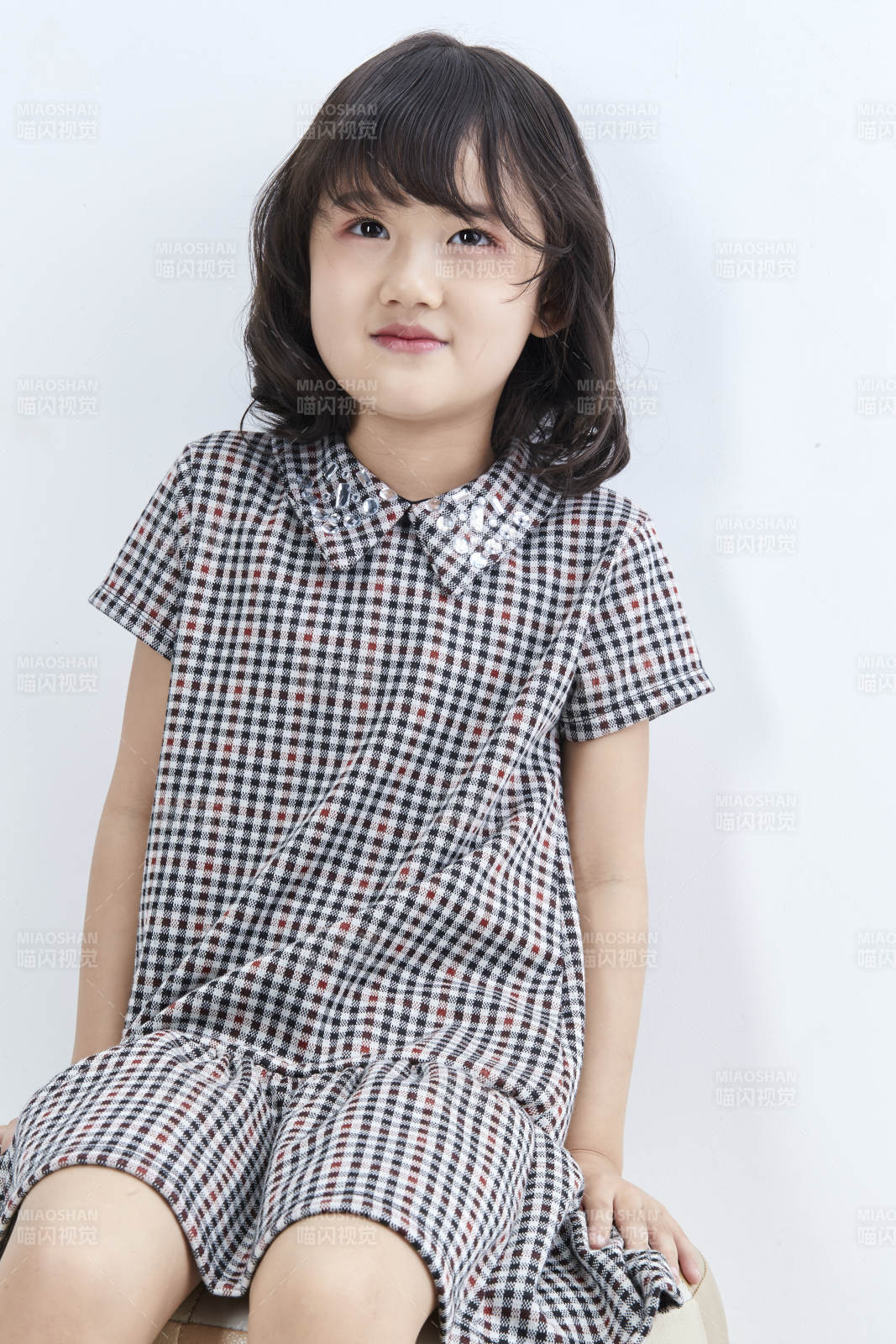 白色色背景的可爱的亚洲小女孩儿童图片