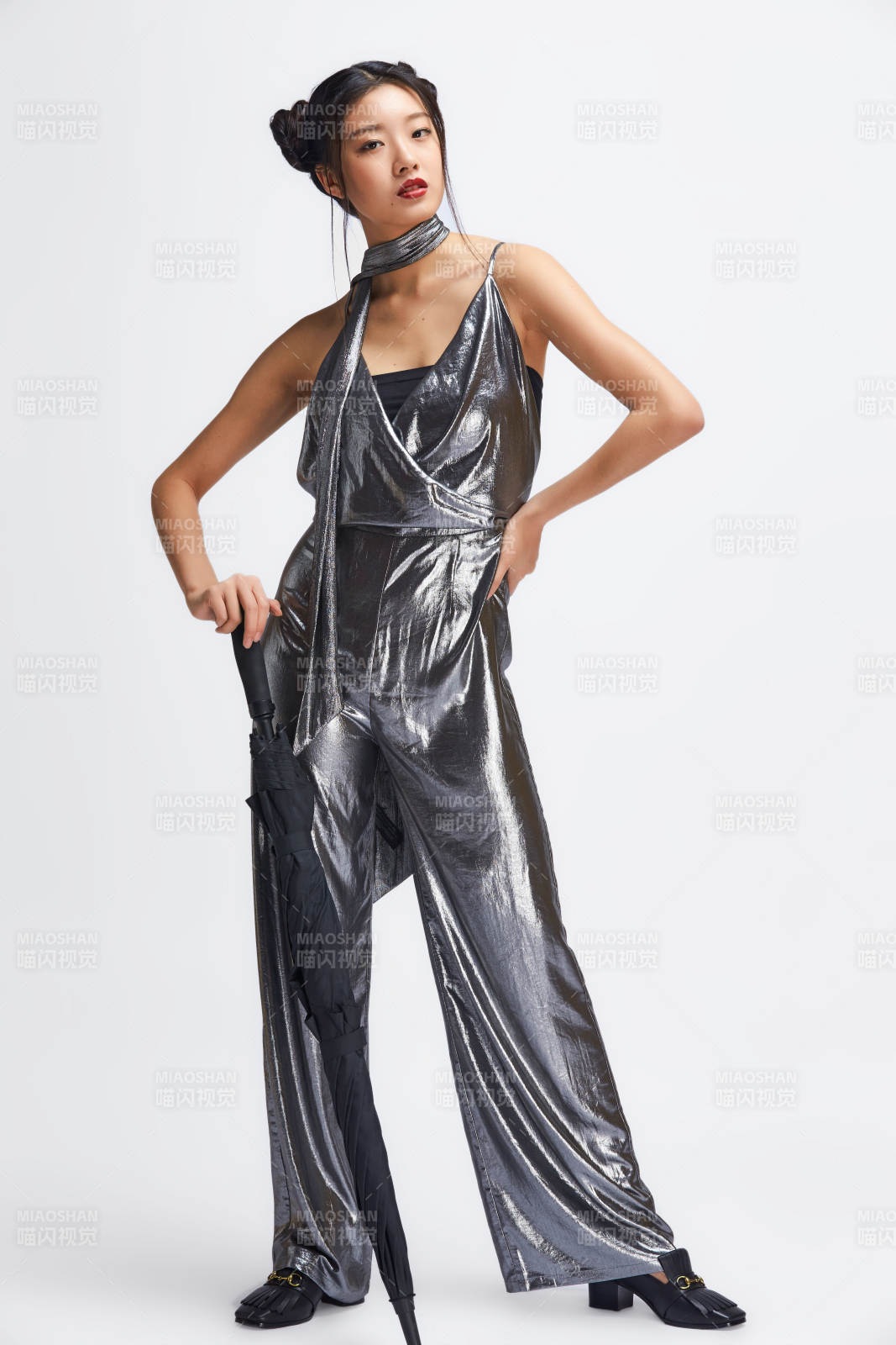 白色背景前的亚洲女性舞者图片