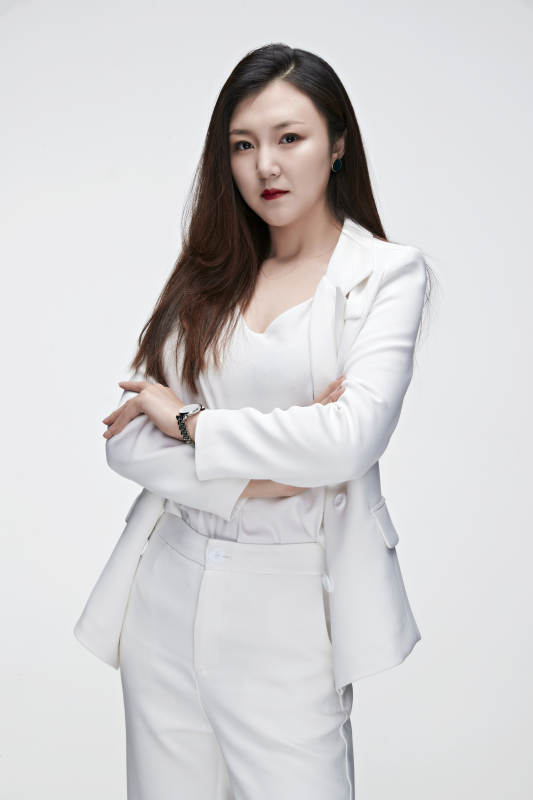 影棚拍摄白色背景亚洲年轻女性商务人像图片