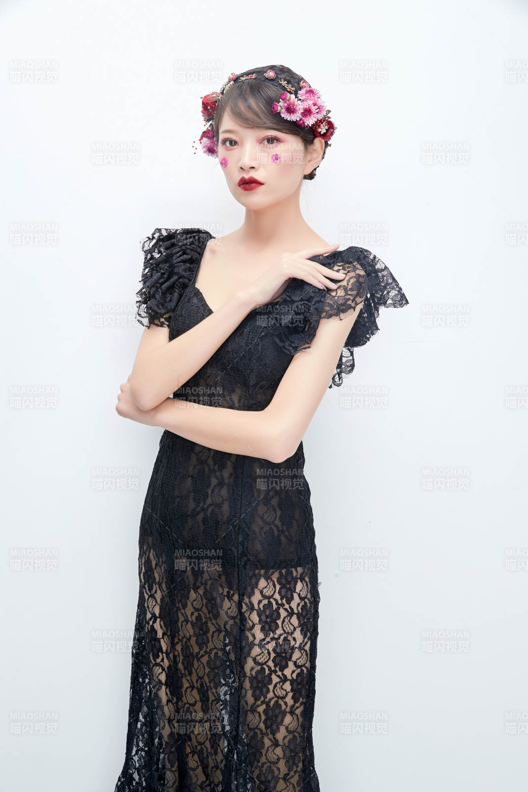 白色背景下的新娘彩妆美女人像图片