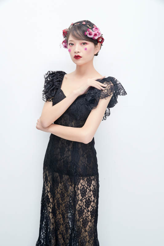 白色背景下的新娘彩妆美女人像图片