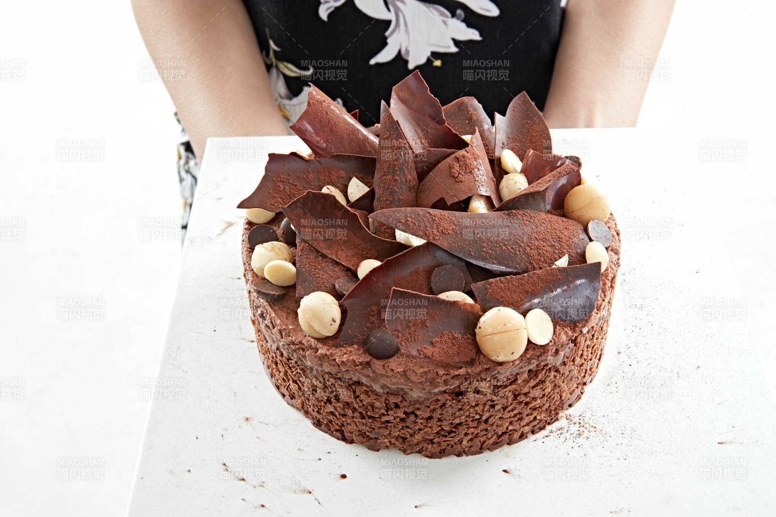 喝红酒品尝蛋糕的年轻女性图片