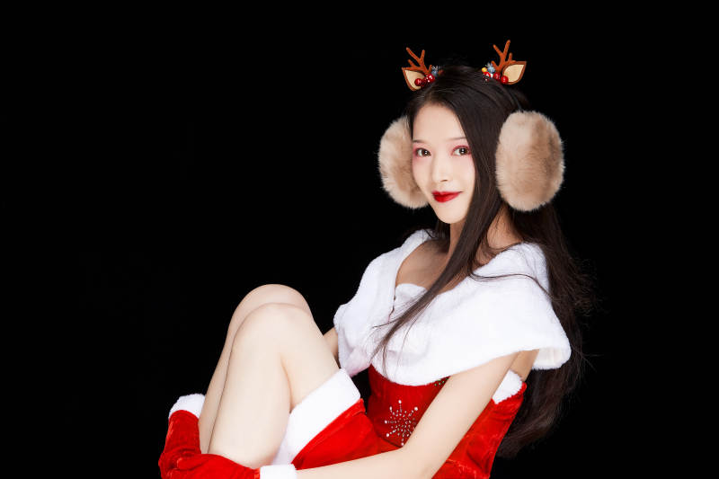 身穿圣诞服饰手提购物袋性感可爱的圣诞女郎图片