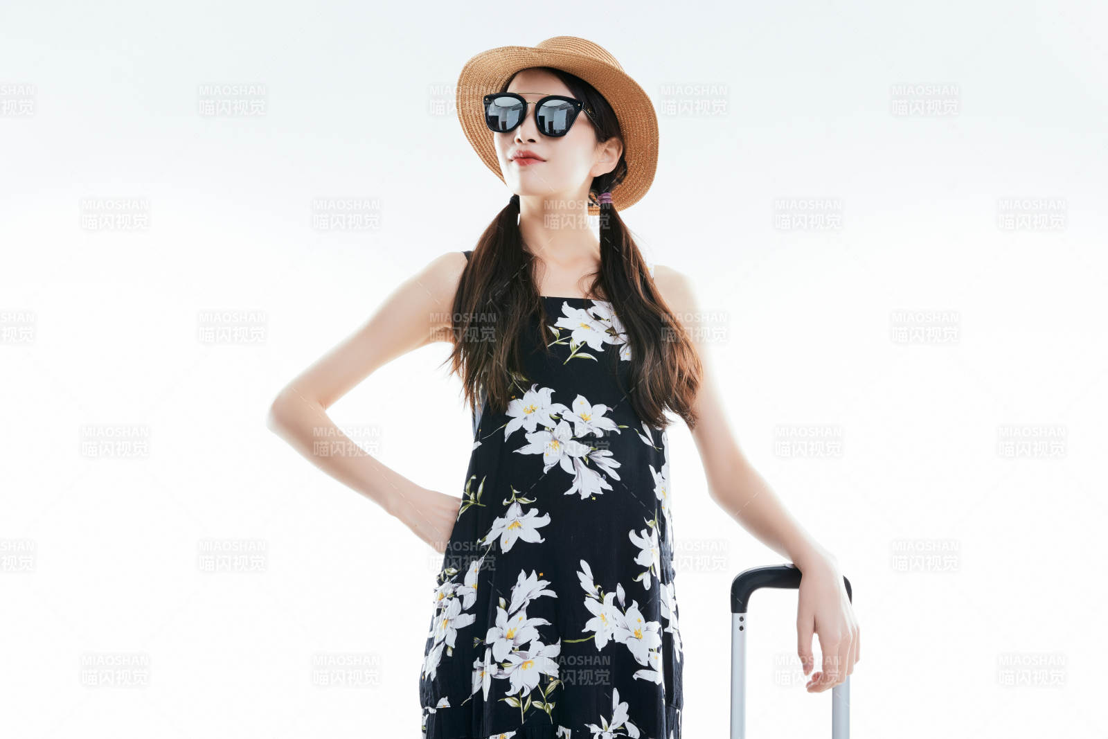 白色背景下准备出发旅行的美丽东方女大学生图片