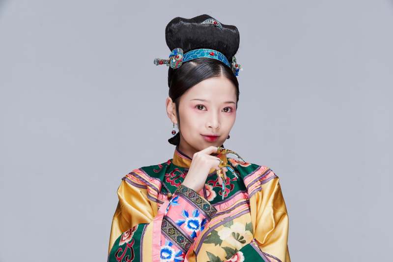 白色背景下的清代女性古装造型清朝古装图片