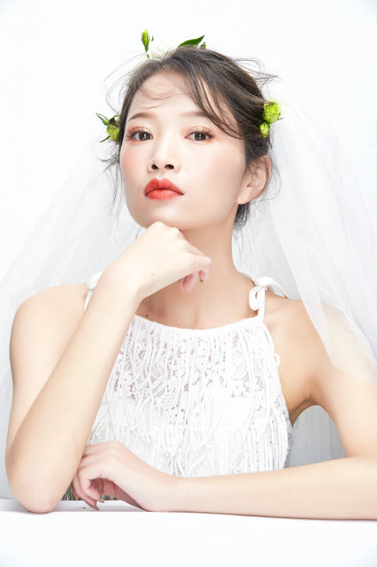 棚拍白色背景下的新娘美妆图片