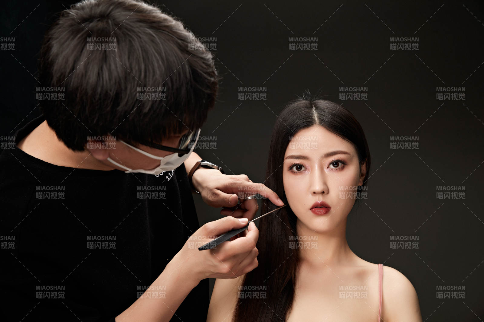 进行美妆化妆的化妆师与模特图片