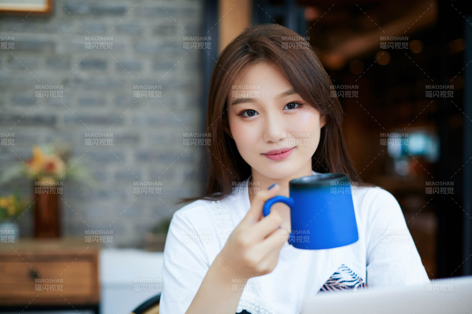 坐在咖啡图书馆吃东西的可爱少女图片