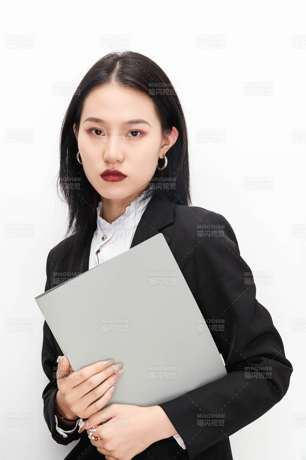 身穿西服拿着文件夹的美丽商务女士图片