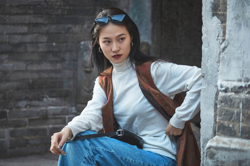 老旧城区里穿着复古港风的美丽清纯少女图片