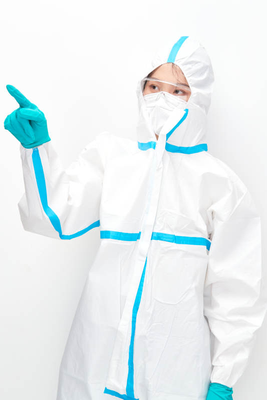 穿白色防护服佩戴护目镜口罩的女性医疗人员图片