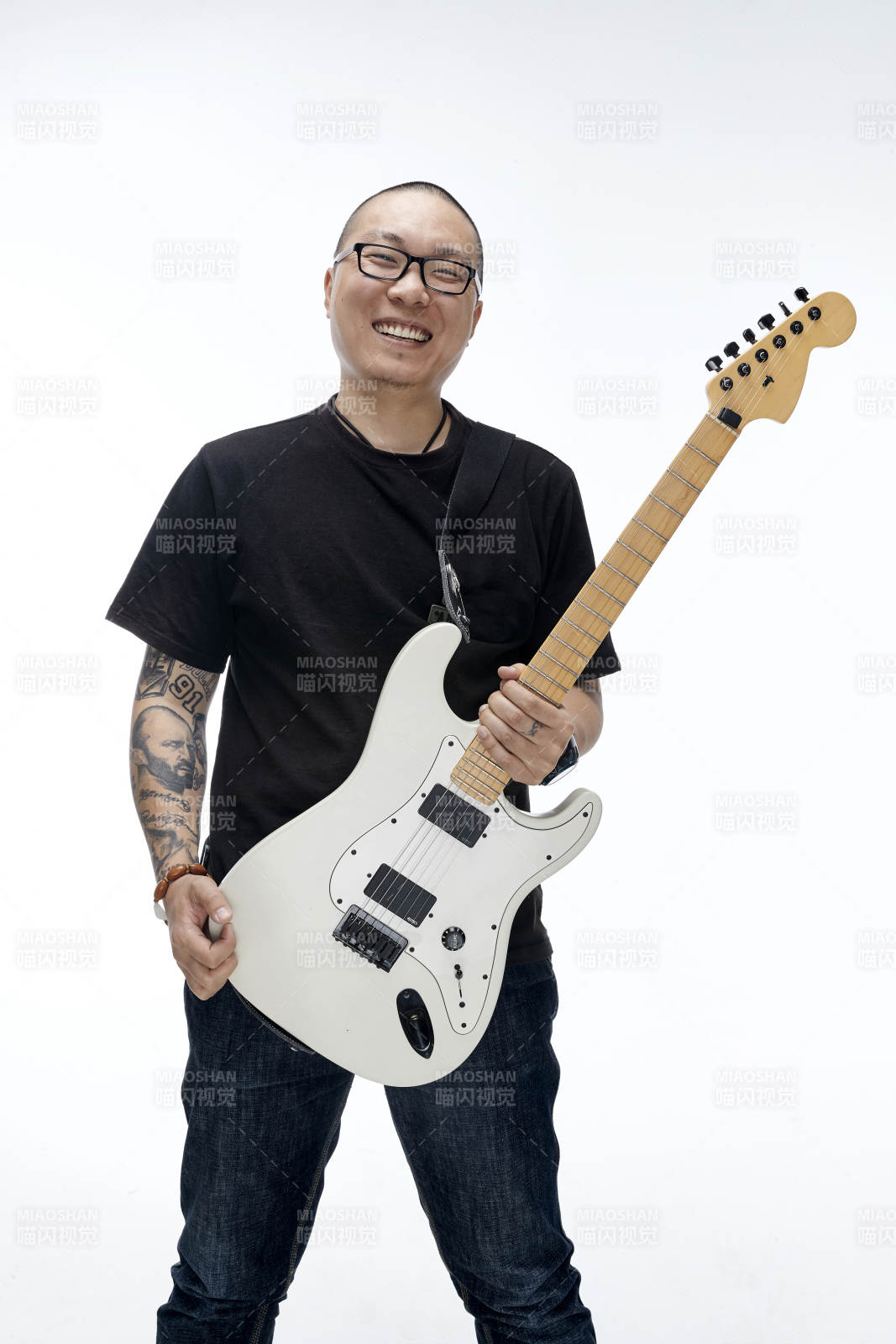 手持电吉他展示演奏的亚洲男性摇滚乐手人像图片