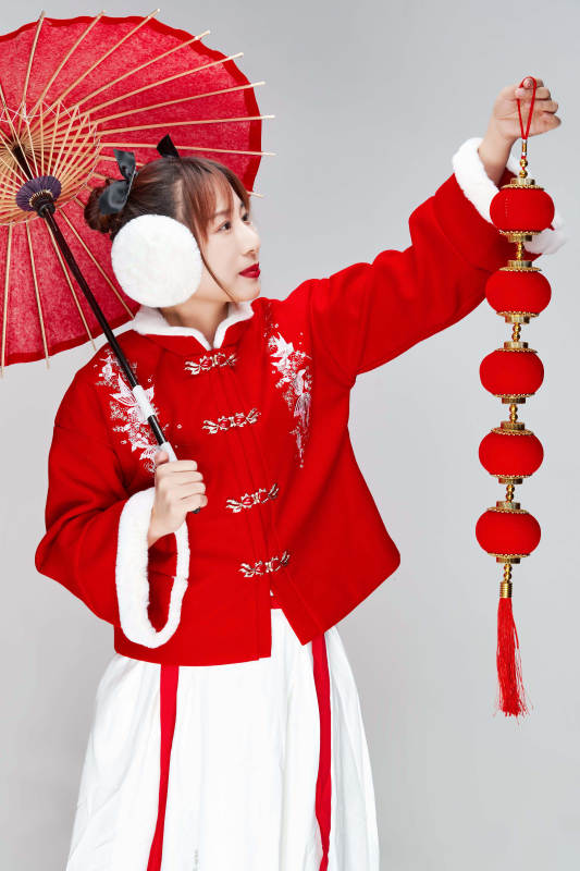 手打油纸伞手提红灯笼身穿喜庆汉服的可爱少女图片
