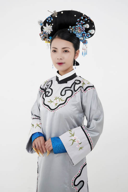 白色背景下的清代女性古装造型清朝古装图片