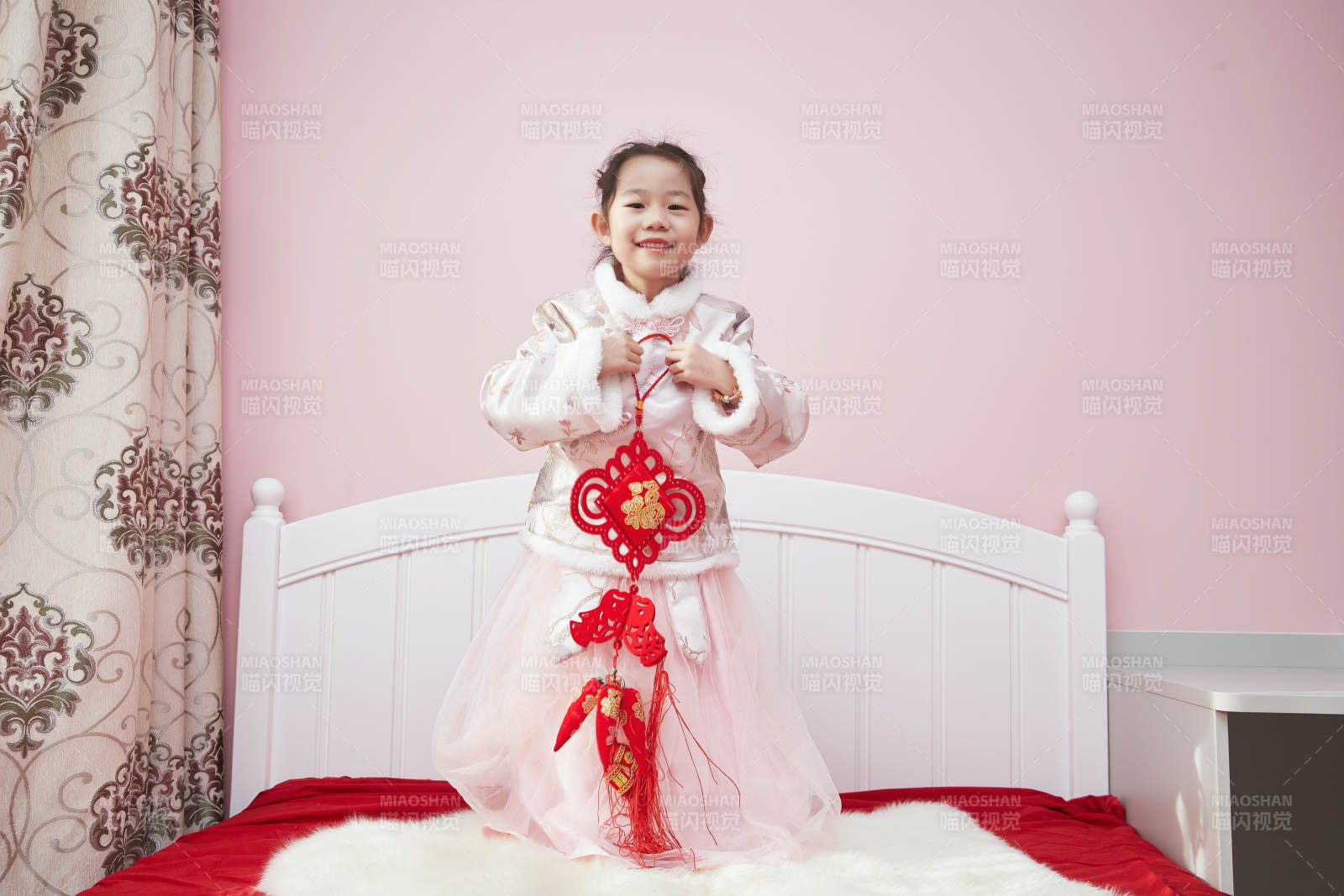 在家玩耍的亚洲小女孩图片