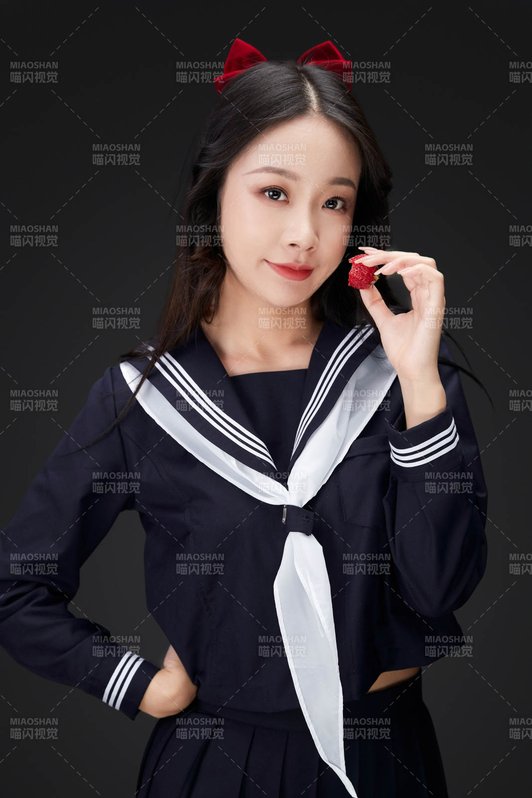 吃水果的亚洲东方长发少女图片