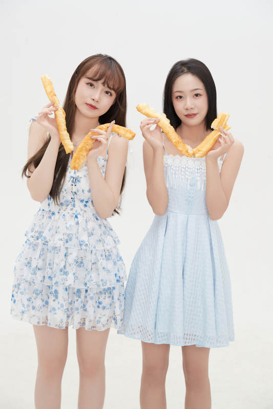 吃油条的亚洲可爱美女闺蜜图片