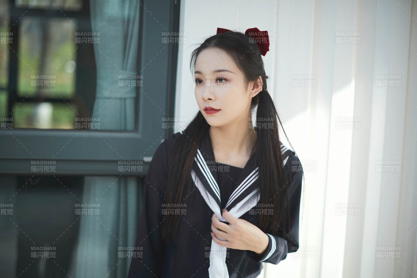 日系户外公园穿jk校服的少女图片