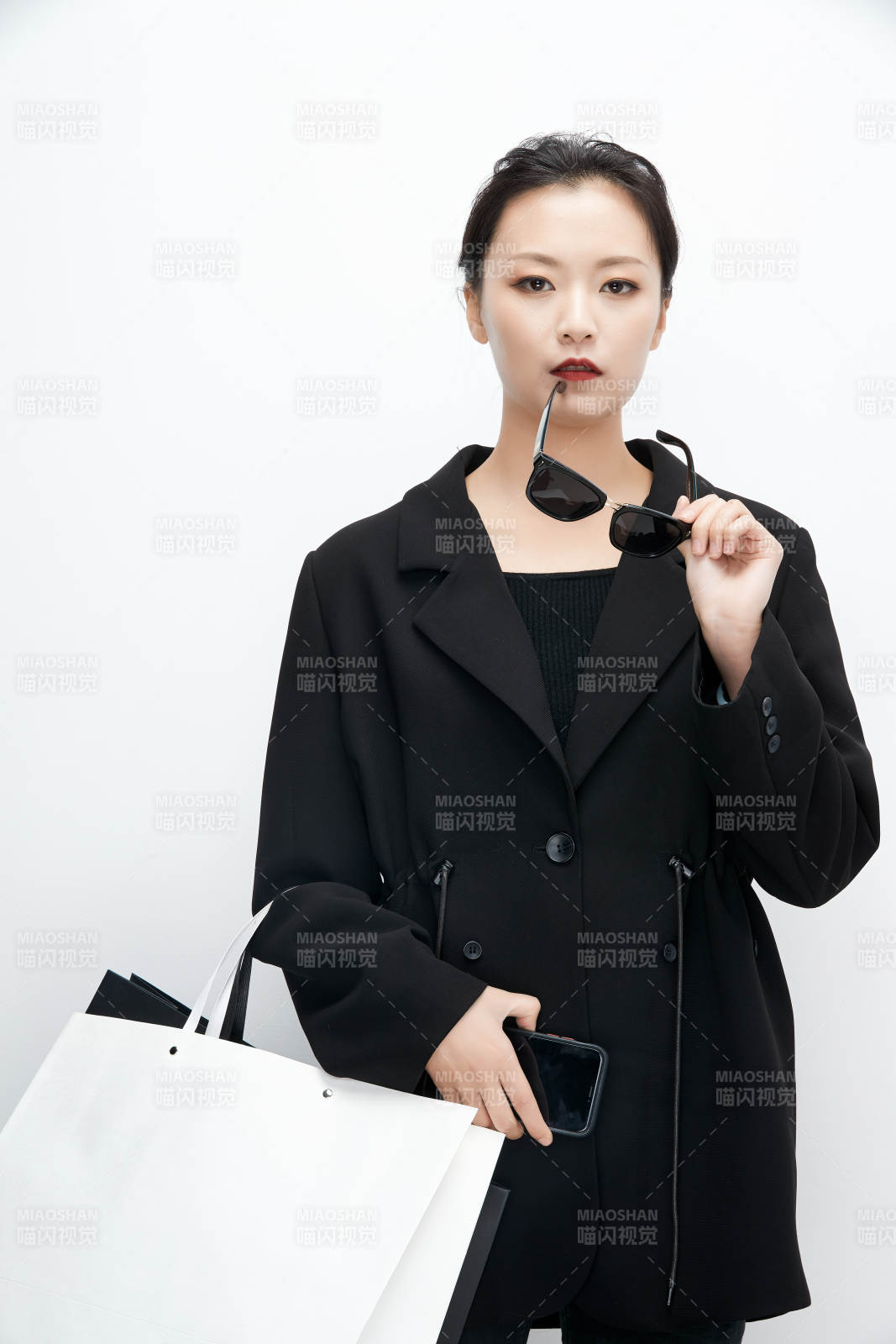 白色背景下手提购物袋时尚美丽的亚洲少女图片