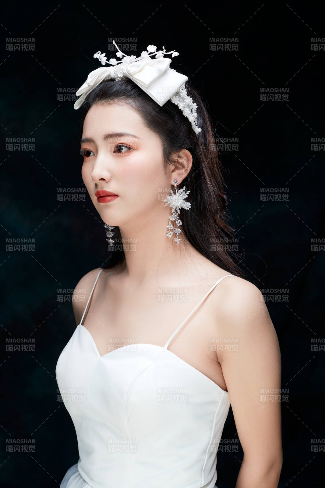 黑色背景下的女性复古婚纱妆面图片