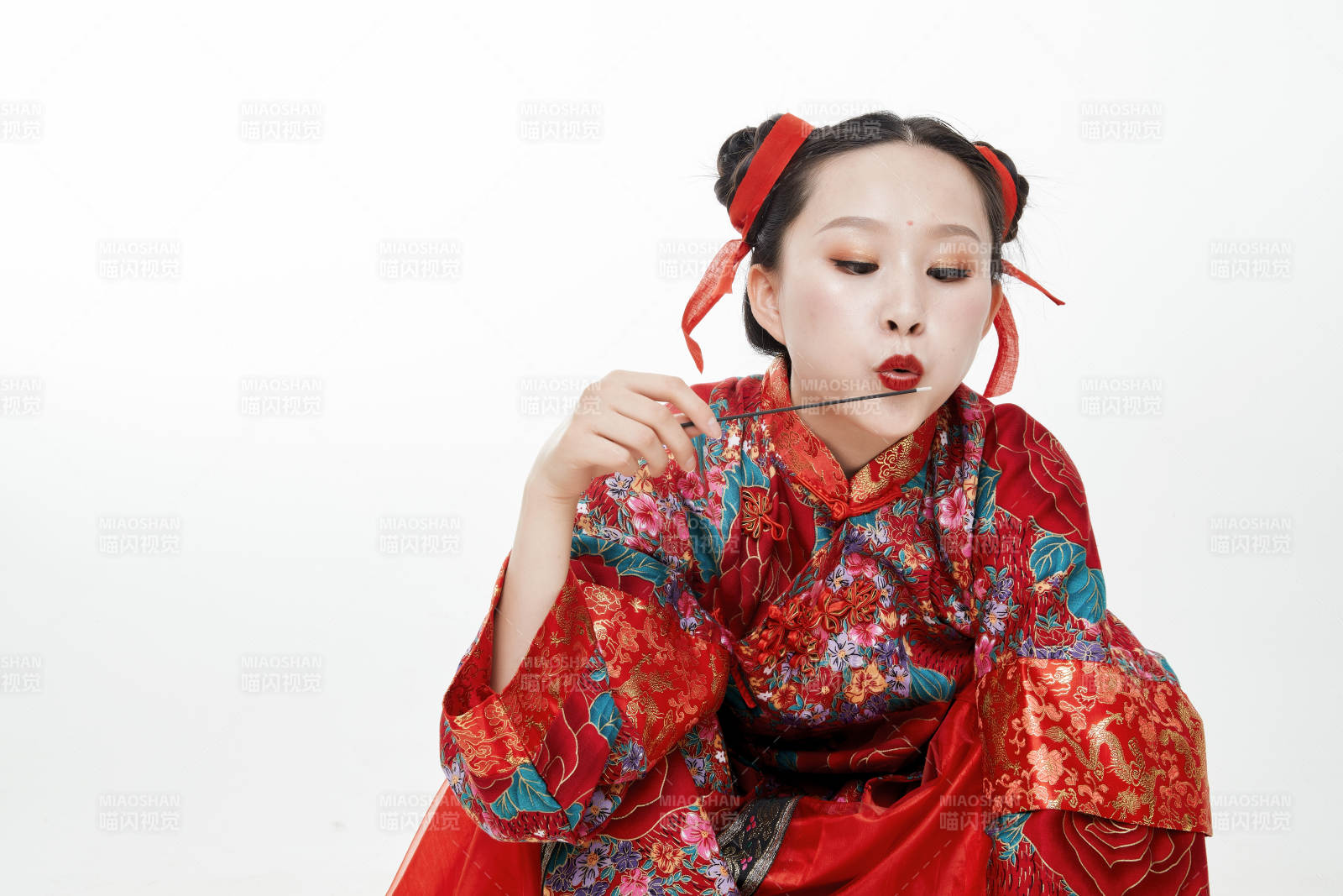 身穿中国传统服饰的青年女性图片