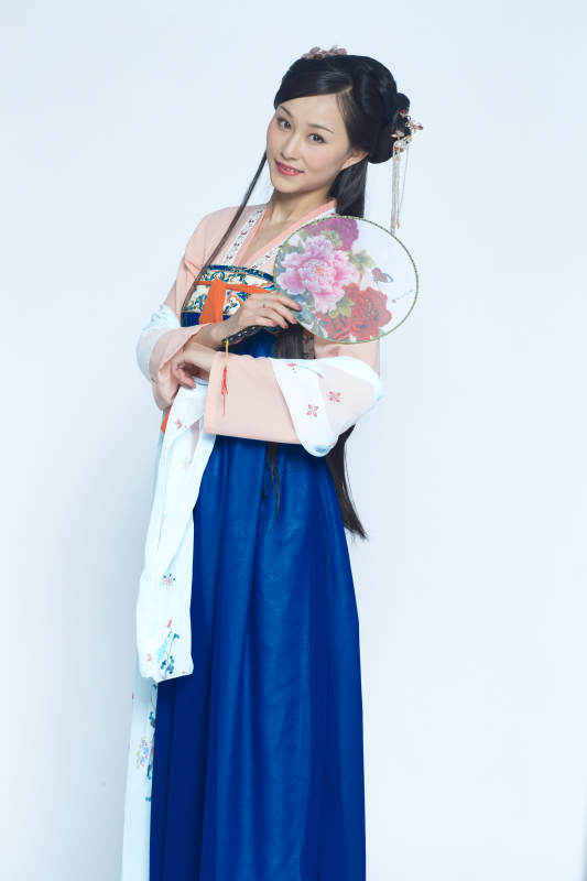 身穿古装的汉服女性人像汉服影棚拍摄图片