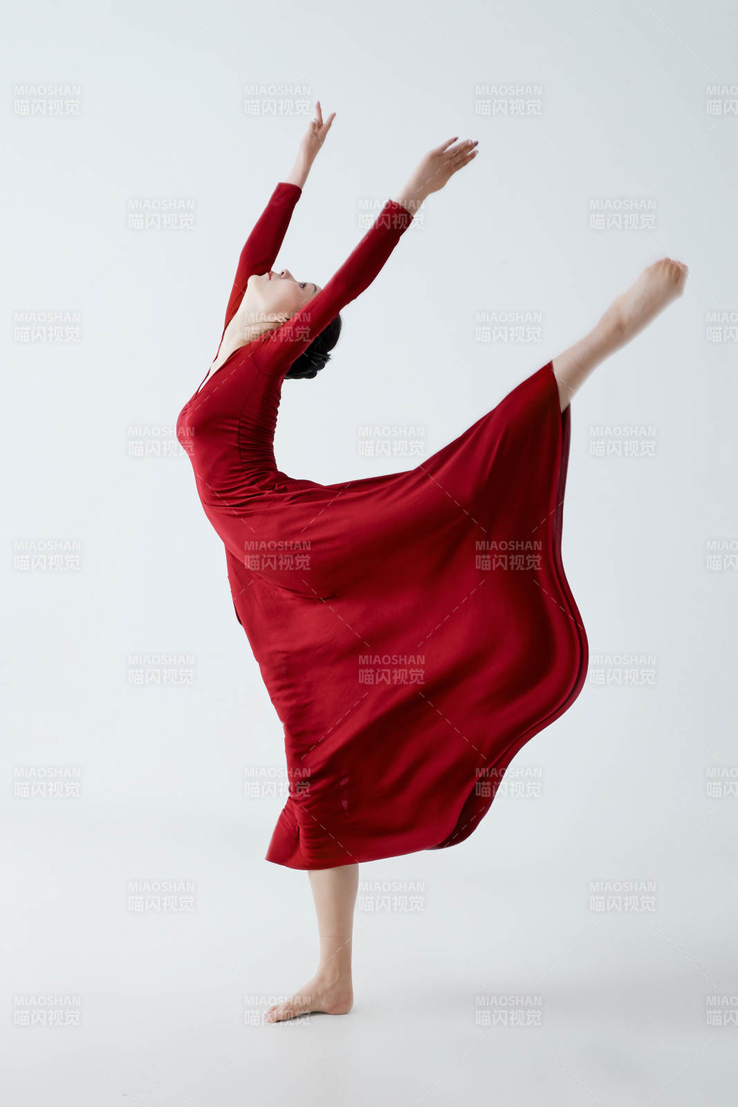 穿着红色长裙翩翩起舞的少女图片