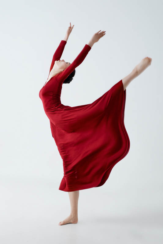 穿着红色长裙翩翩起舞的少女图片