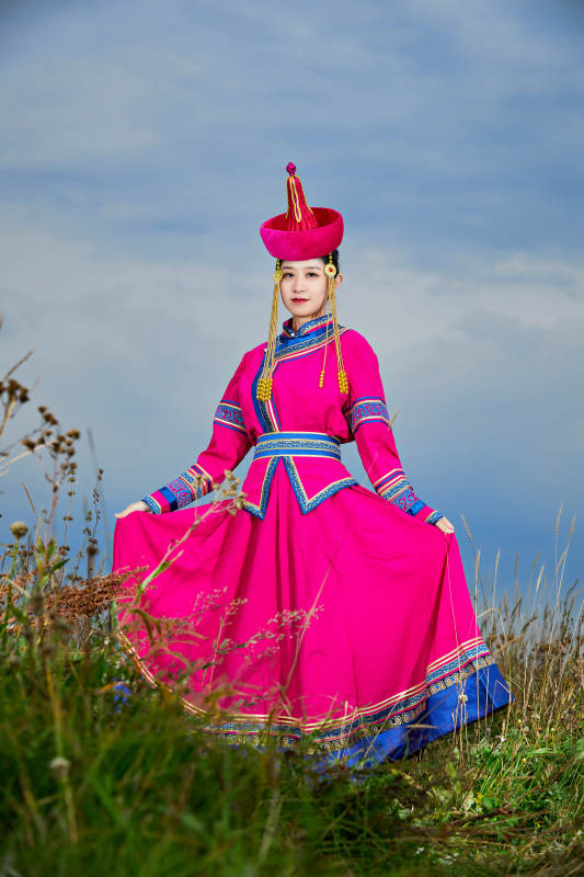 草原上身穿豪华蒙古族服饰的蒙族少女图片