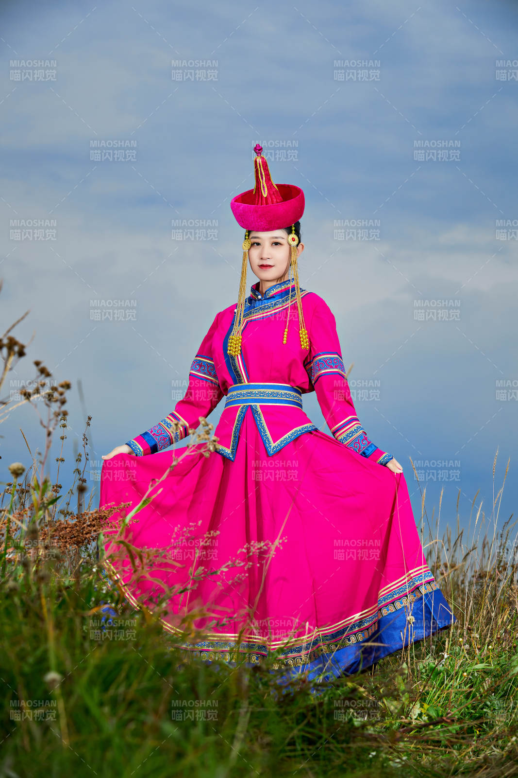 草原上身穿豪华蒙古族服饰的蒙族少女图片