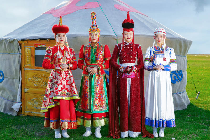 草原上穿着蒙古族传统服饰的亚洲年轻美少女图片