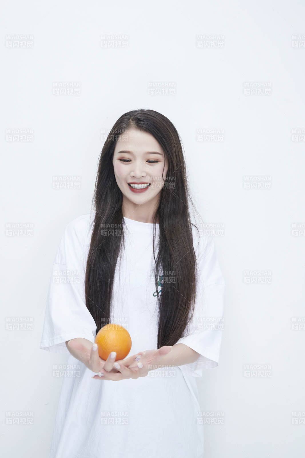 玩耍橙子穿白色长T血的亚洲可爱少女人像图片