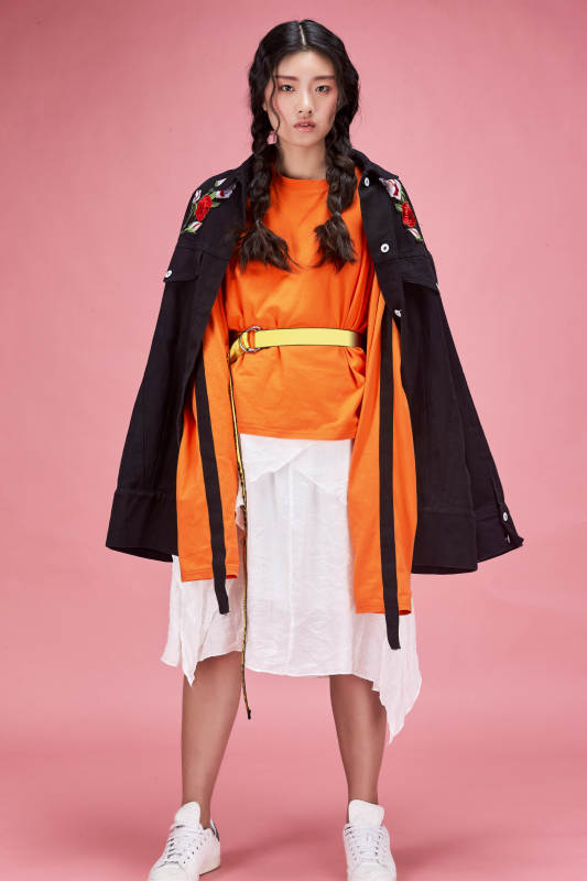 摄影棚拍摄的时尚亚洲女性模特图片