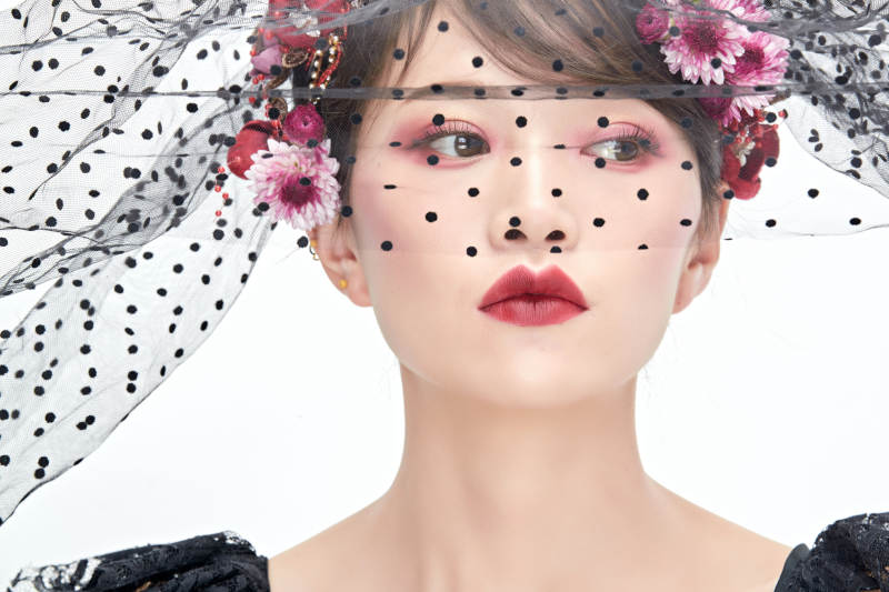 白色背景下的新娘彩妆美女人像图片