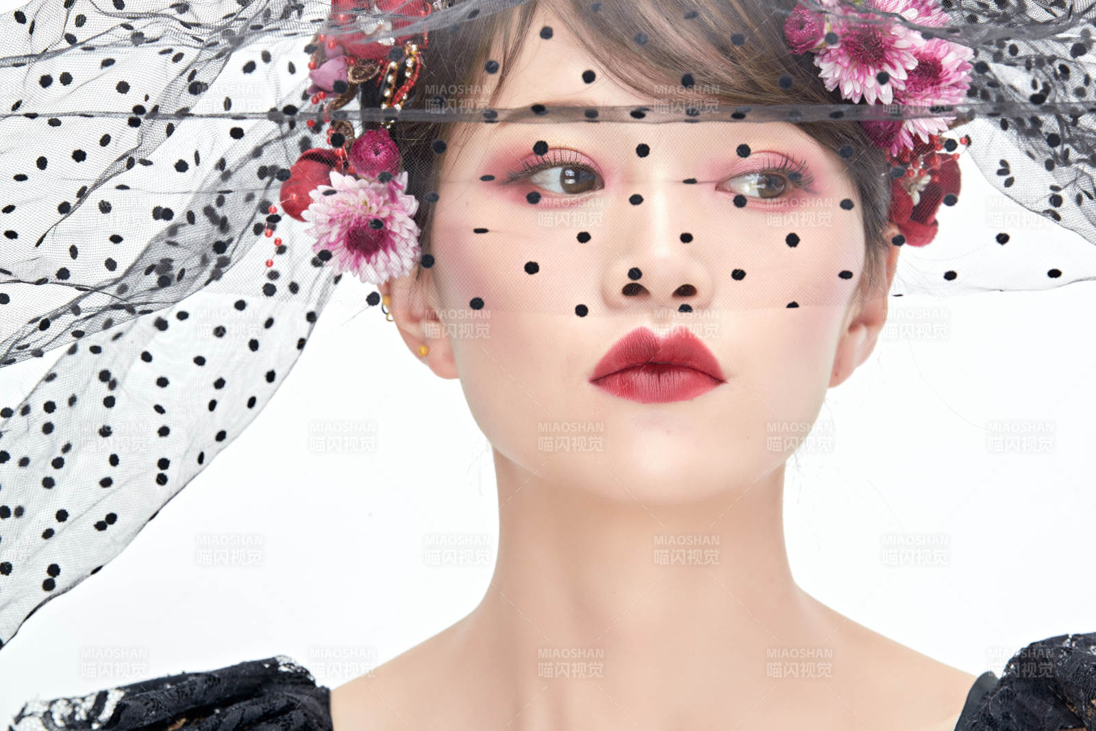 白色背景下的新娘彩妆美女人像图片