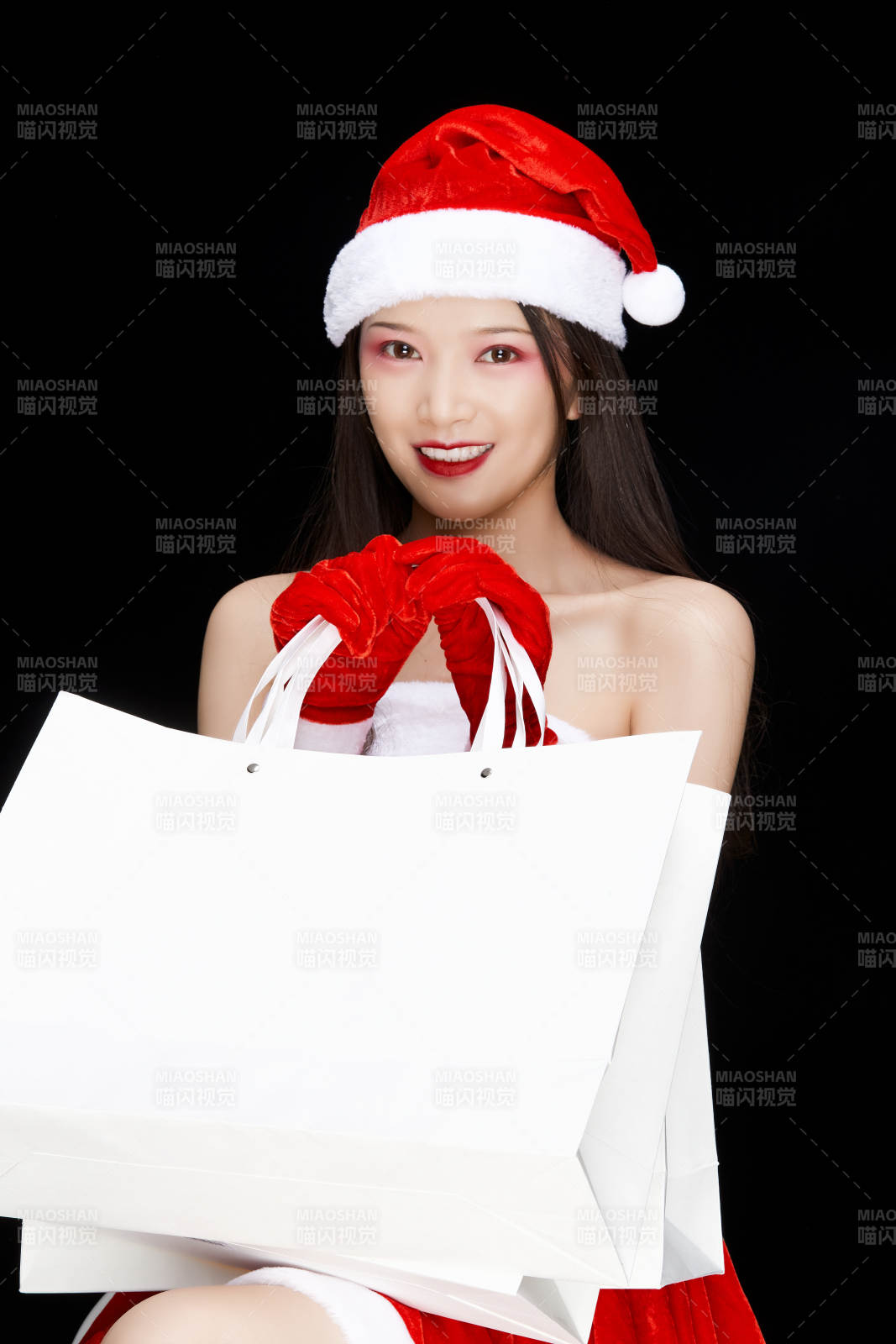 身穿圣诞服饰手提购物袋性感可爱的圣诞女郎图片