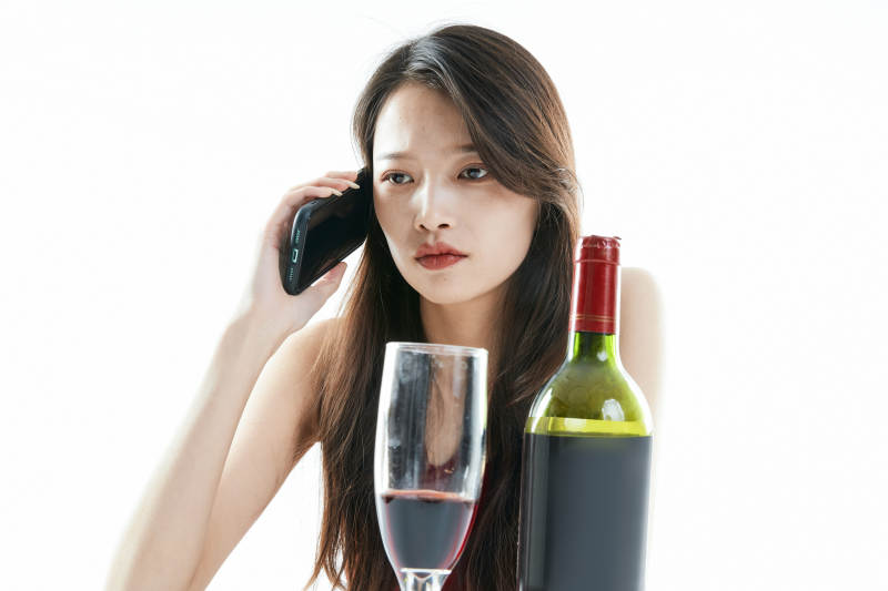 独自品尝红酒的亚洲女性图片