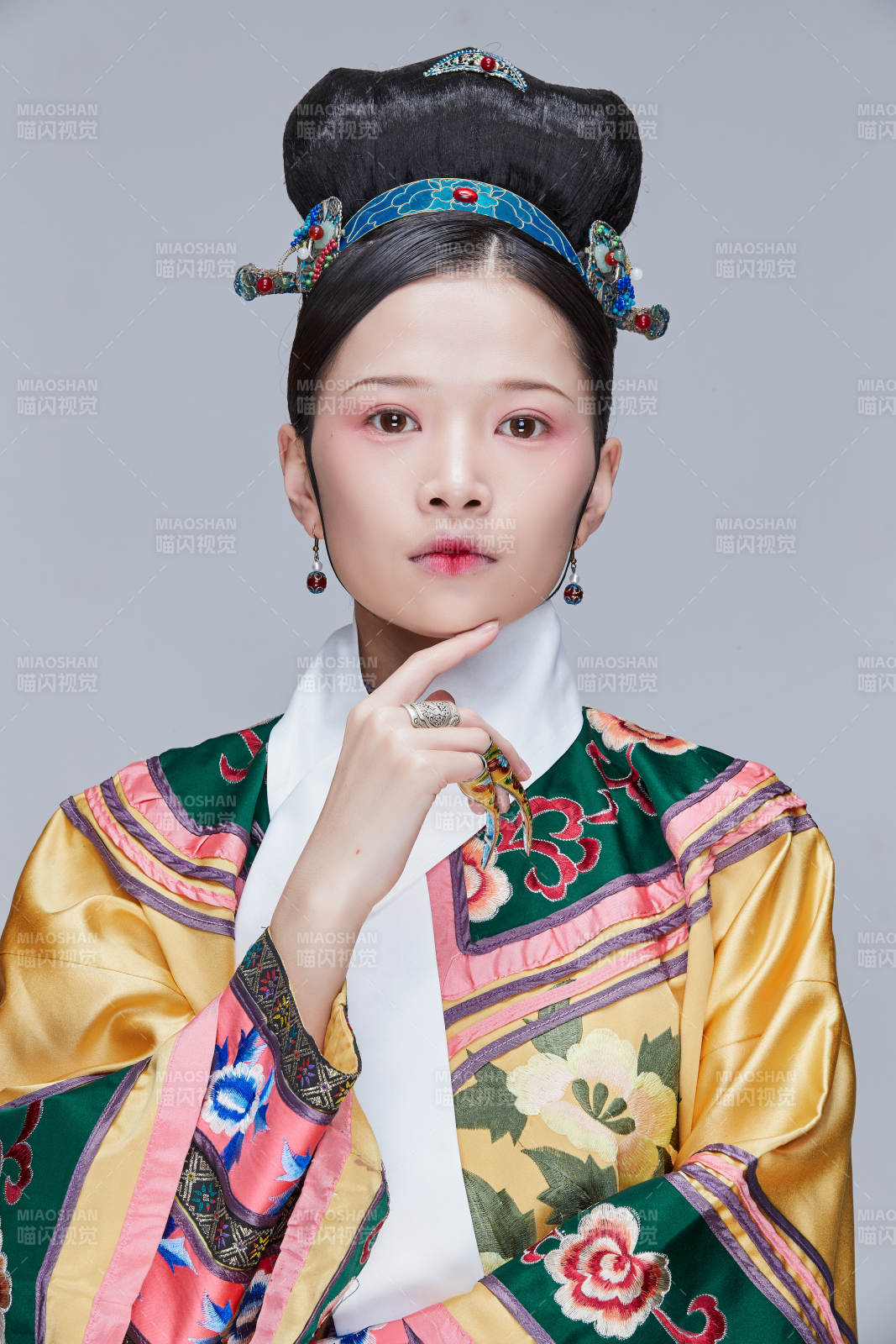 白色背景下的清代女性古装造型清朝古装图片