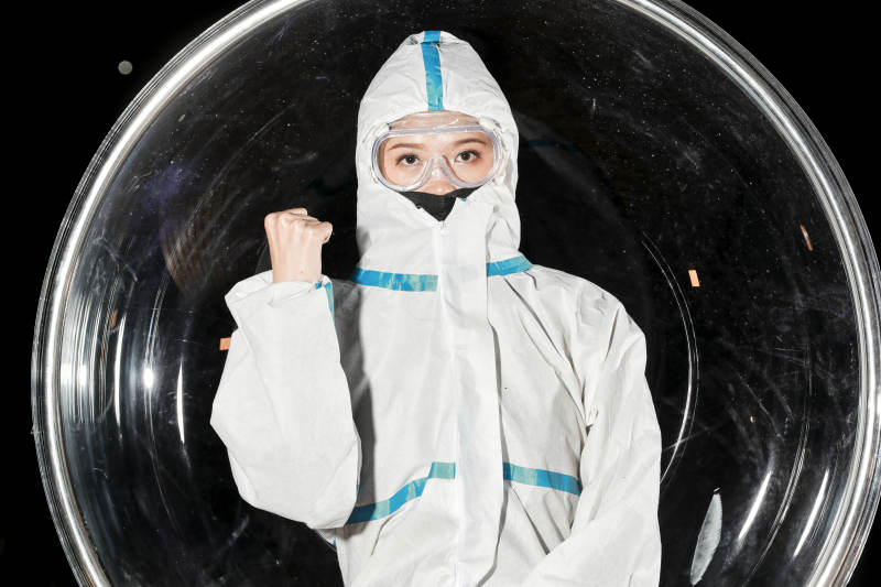 穿白色防护服佩戴护目镜口罩的女性防护人员图片