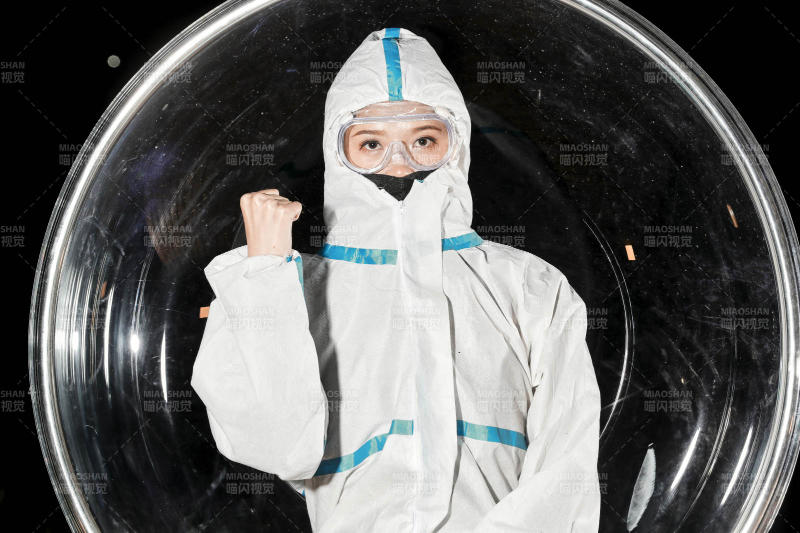 穿白色防护服佩戴护目镜口罩的女性防护人员图片